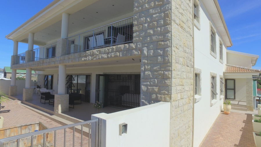 8 Bedroom Property for Sale in Wavecrest Eastern Cape